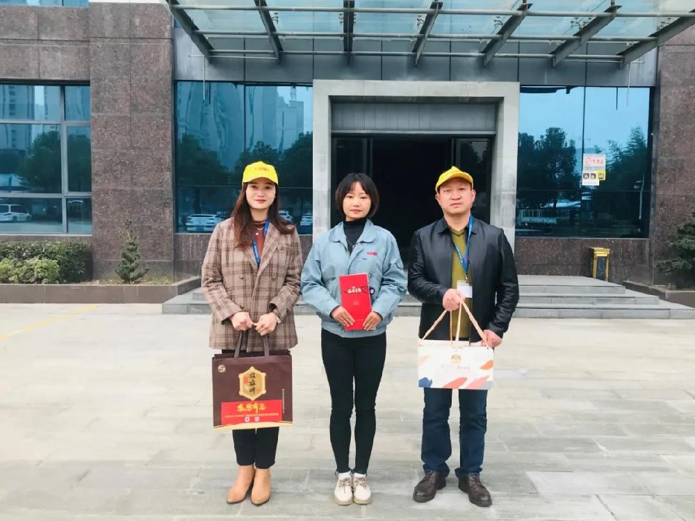 【雙雄醉贊助襄陽(yáng)企業(yè)家暖心工程系列報(bào)道】中日龍（襄陽(yáng)）機(jī)電技術(shù)開發(fā)黨支部書記胥艷，湖北嘉輻達(dá)節(jié)能科技董事長(zhǎng)楊輝收到多方生