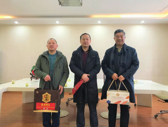 【雙雄醉贊助襄陽企業(yè)家暖心工程系列報道】湖北創(chuàng)業(yè)藥業(yè)有限公司總經(jīng)理謝華收到多方生日祝福！