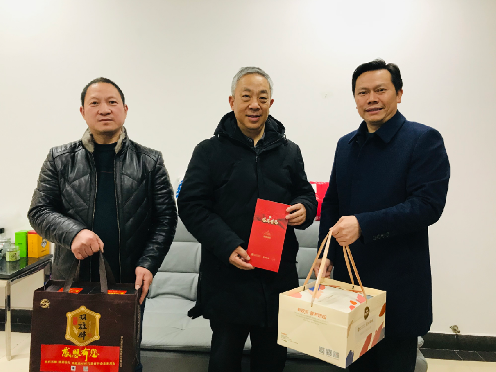 【雙雄醉贊助襄陽企業(yè)家暖心工程系列報道】鼓樓商場總經(jīng)理宋斌、湖北華電襄陽發(fā)電董事長汪家軍收到暖心祝福