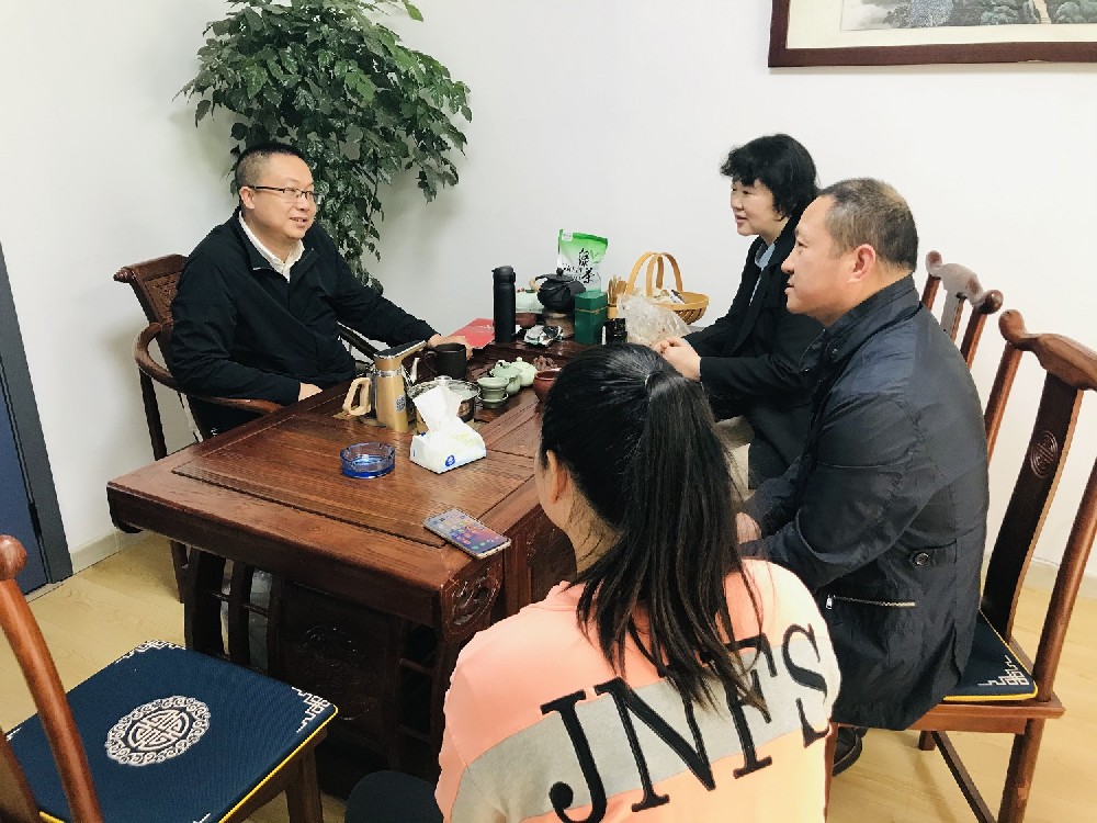 【雙雄醉贊助襄陽企業(yè)家暖心工程系列報(bào)道】天風(fēng)證券葉繼華總經(jīng)理、楚色傳媒楊勇總經(jīng)理、黃曉燕董事長、梅心樂董事長收到暖心生日