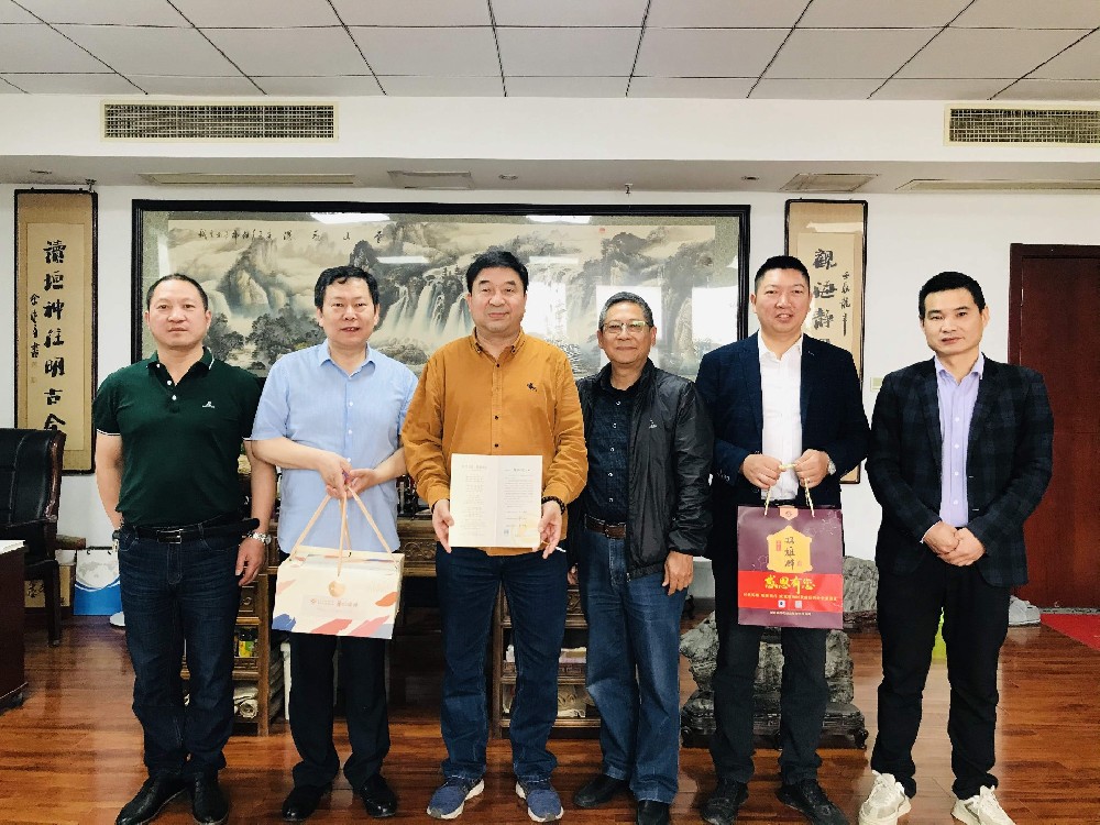 【雙雄醉贊助襄陽企業(yè)家暖心工程系列報道】襄陽市物流協(xié)會執(zhí)行會長熊艷斌、元大糧油董事長王龍體收到暖心生日祝福