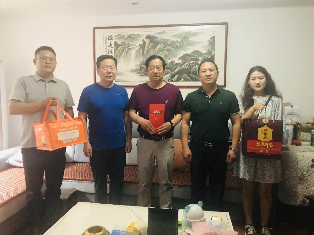 【雙雄醉贊助襄陽企業(yè)家暖心工程系列報(bào)道】航宇救生裝備董事長馬永勝、美年大健康總經(jīng)理岳勇、加盟合伙人龍大學(xué)、劉寶林收到暖心