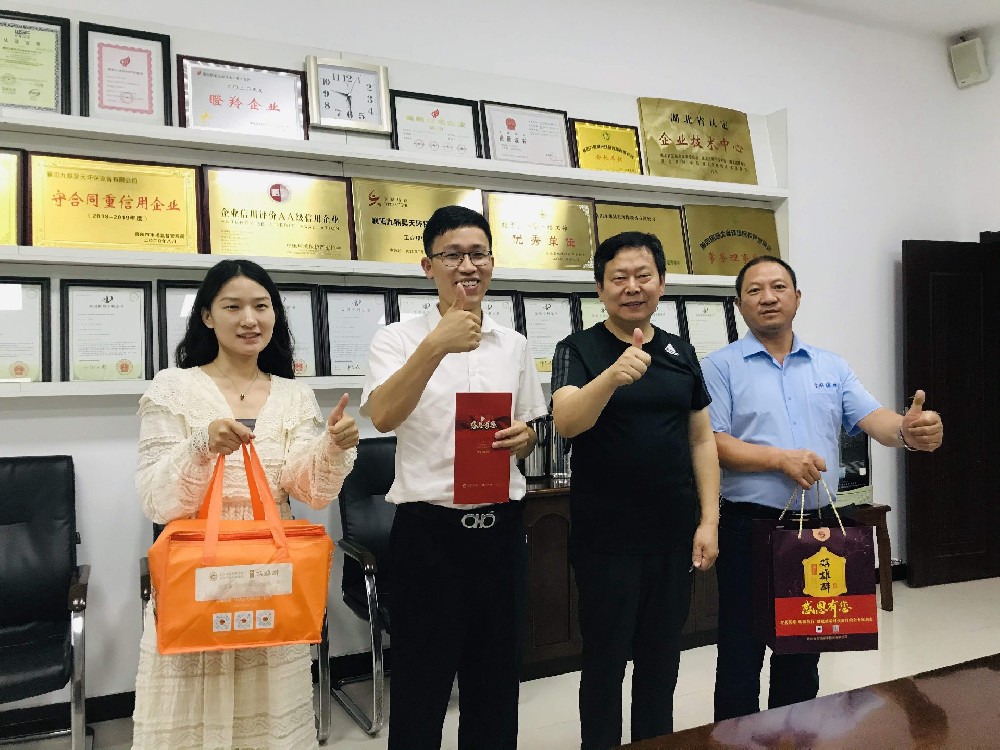 【雙雄醉贊助襄陽企業(yè)家暖心工程系列報道】張瑞副總經理、黎柏康總經理、吳厚富董事長、王建軍總經理、聞賽琦總經理收到多方生日