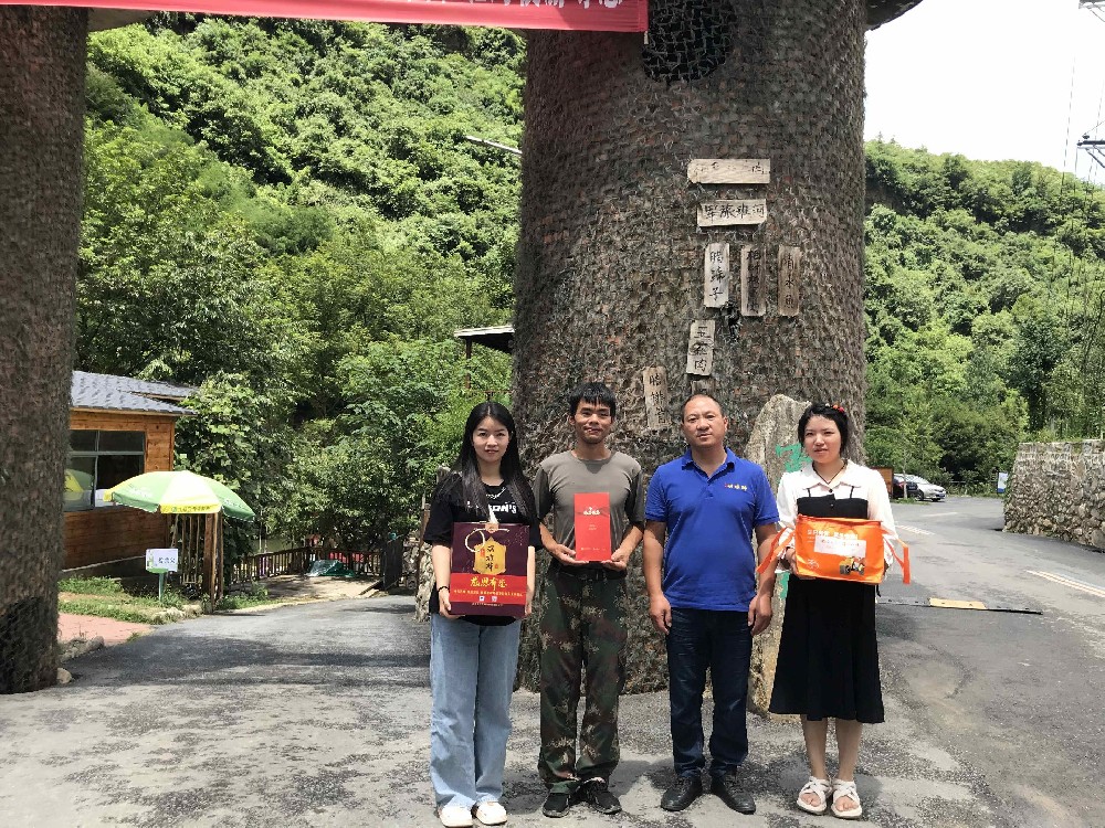 【雙雄醉贊助襄陽(yáng)企業(yè)家暖心工程系列報(bào)道】負(fù)責(zé)人張建武、董事長(zhǎng)梁曉軍、總經(jīng)理葉金明、總經(jīng)理陳佳收到暖心生日祝福