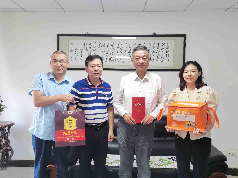【雙雄醉贊助襄陽企業(yè)家暖心工程系列報道】企業(yè)家高文廣、趙樂成、劉曉燕、宋華偉收到暖心生日問候
