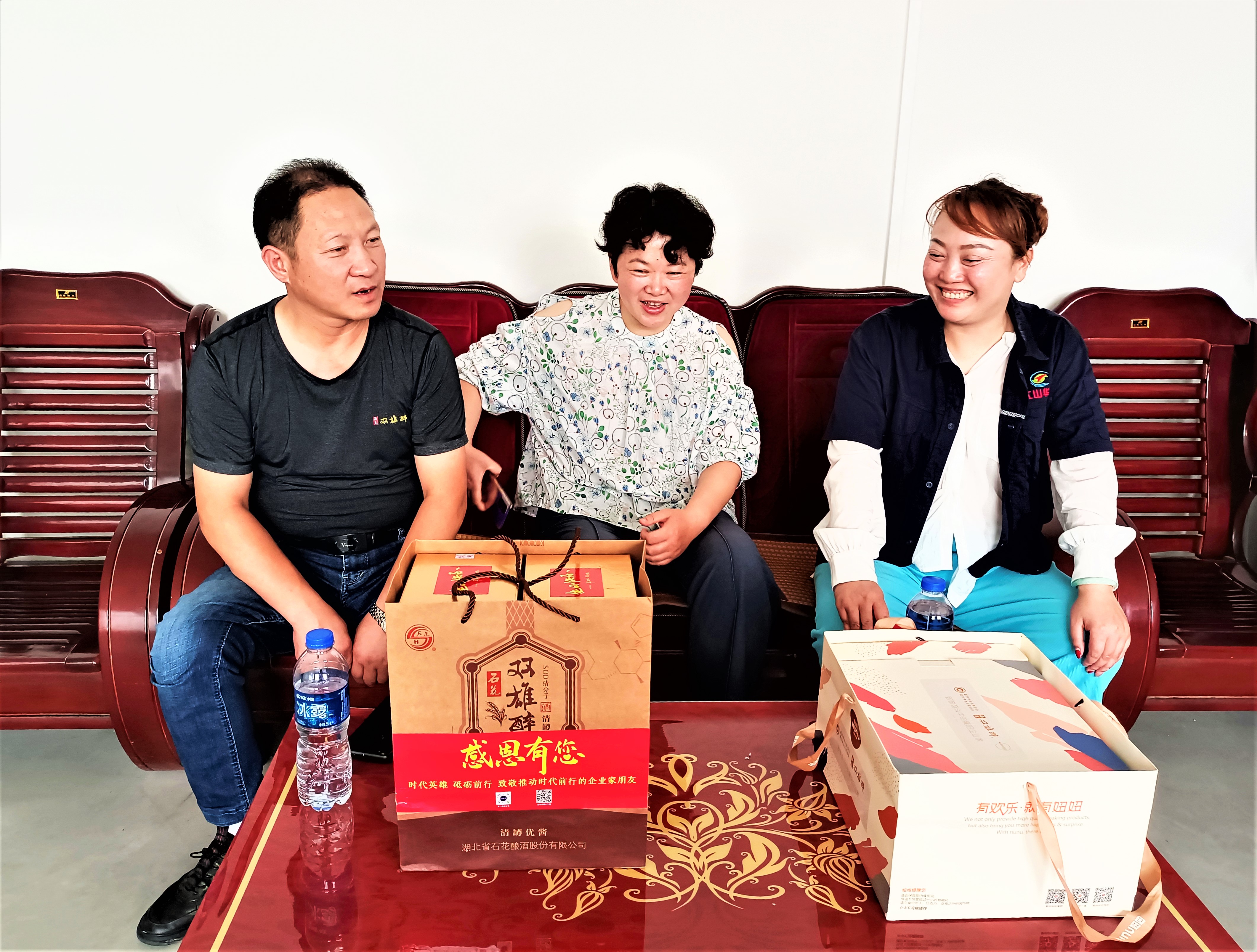 襄陽企聯(lián)攜手雙雄醉為江山華科數(shù)字設備科技總經理劉基國、際華三五四二紡織黨委書記周詠友、金立豐農業(yè)發(fā)展董事長雷玉紅送祝福