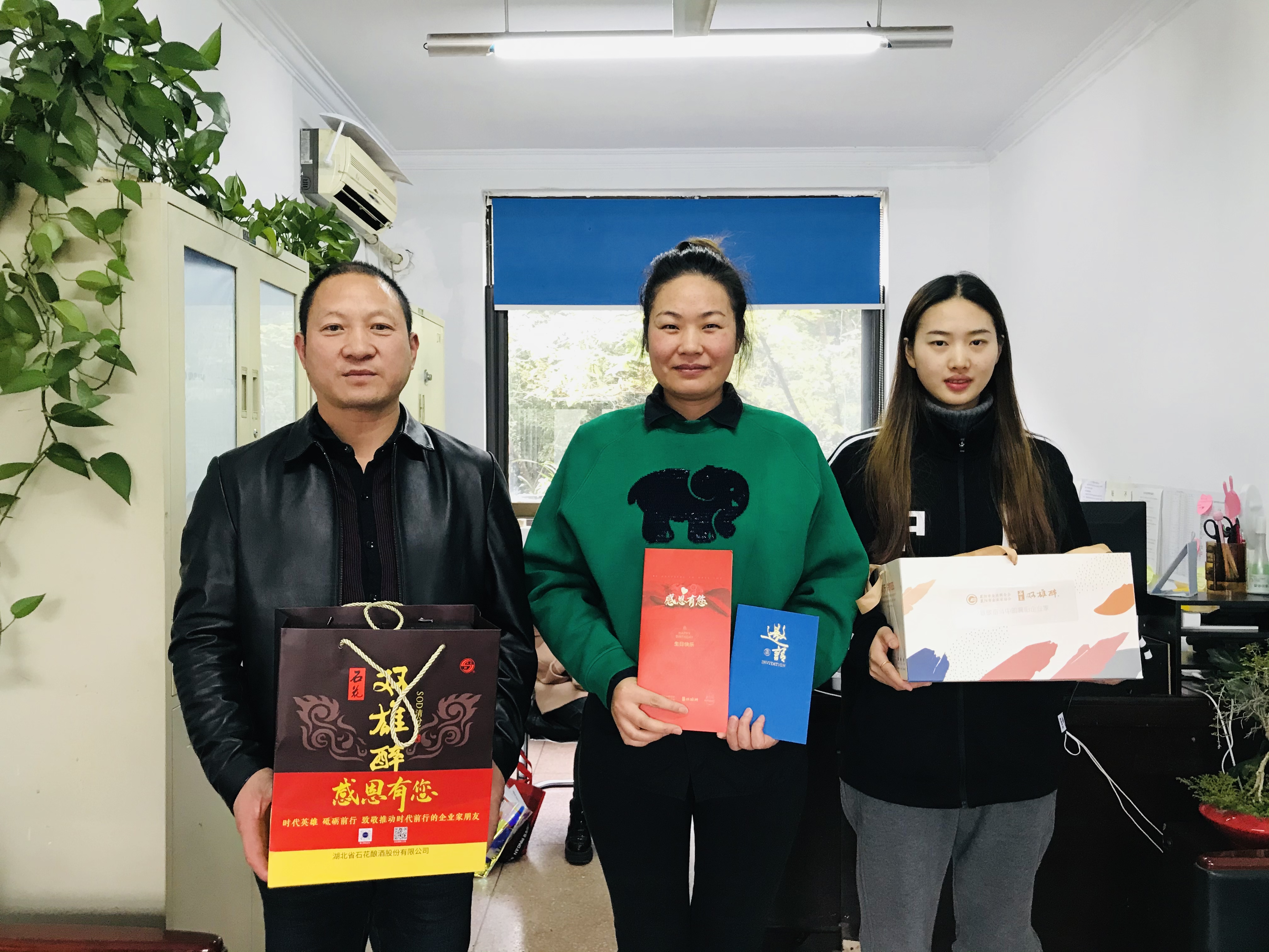 【雙雄醉贊助襄陽企業(yè)家暖心工程系列報道】企業(yè)家顧勇、魏樂、郭成林、王華忠、謝遠(yuǎn)偉收到暖心生日祝福