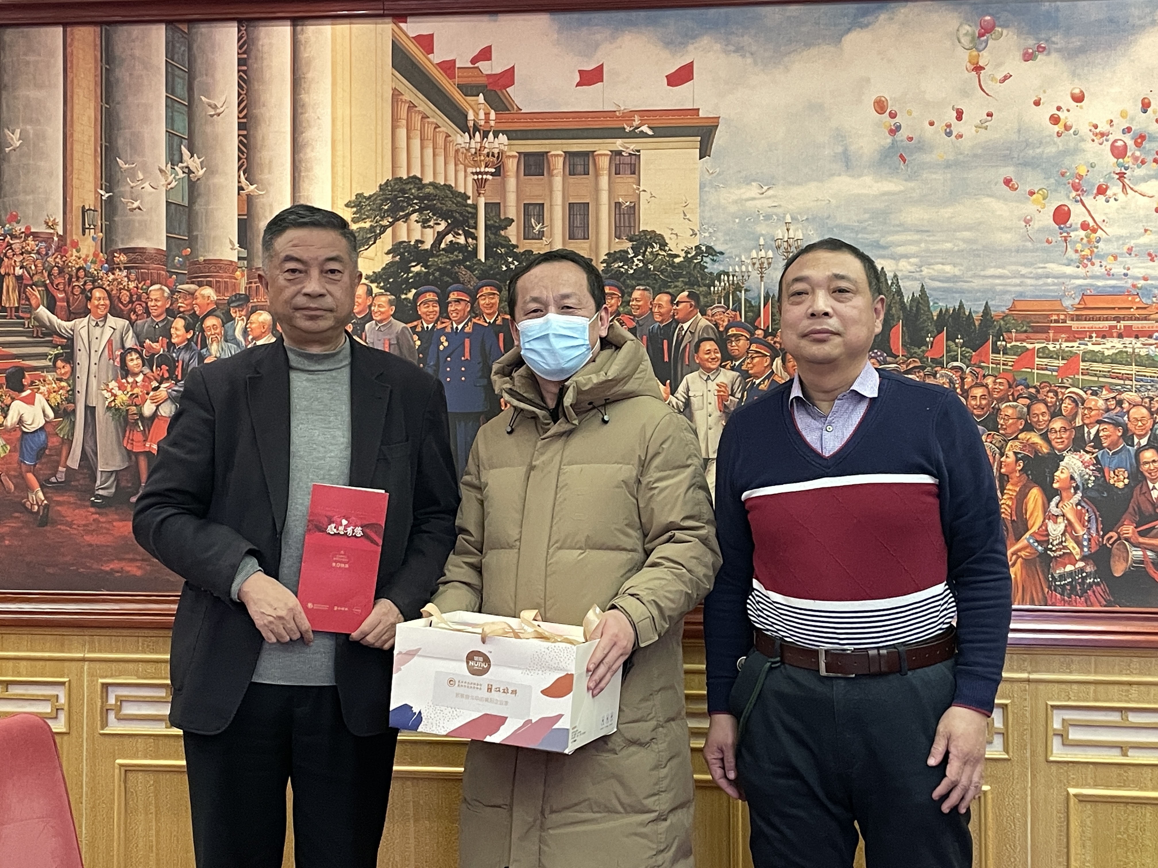 【雙雄醉贊助襄陽企業(yè)家暖心工程系列報道】企業(yè)家謝華、彭明、岳平、陳志江、梁元龍、王濤、林建秋、陳國洪、楊華等收到暖心生日