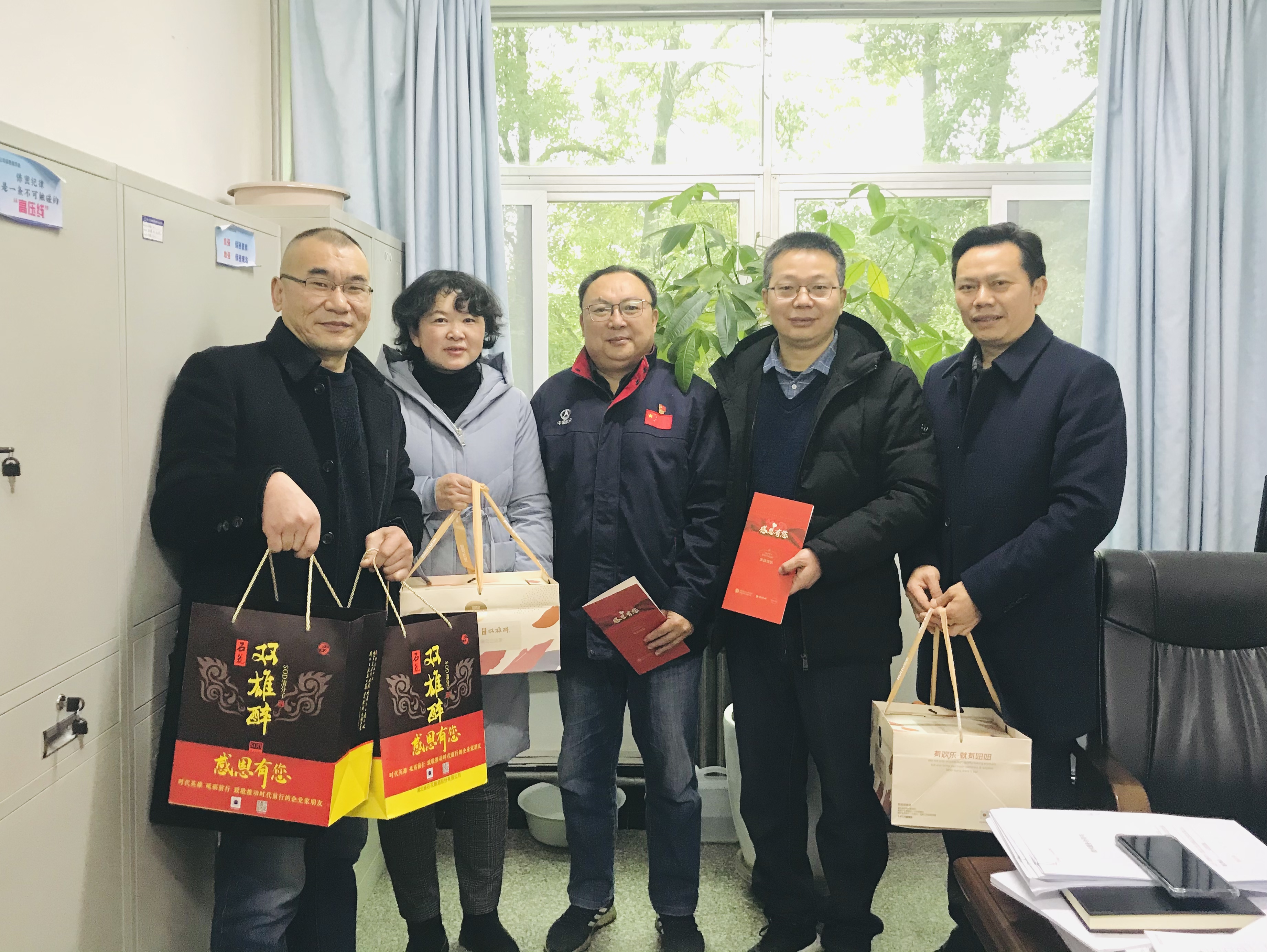 【雙雄醉贊助襄陽企業(yè)家暖心工程系列報道】企業(yè)家王春山、喬應(yīng)克、劉智昊、邵京城、周萍、朱勇斌、曹小鋒、高健、趙芳等收到暖心
